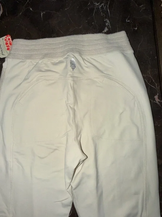 *NWT* FREE PEOPLE
UNDERCOVER BASE LAYER
SET (TOP W/ LEGGINGS) - Picture 10 of 14